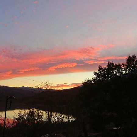 Lake Retreat - Maiella Apartment - Beautiful Lake And Mountain Views Casoli  Exterior photo